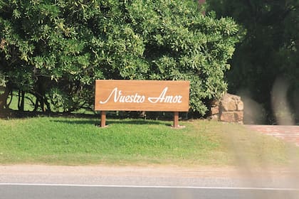 El cartel que en 2021 pusieron en la entrada con la frase “Nuestro Amor”.