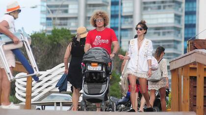 Gabriela Sari y Rulo Schjman paseando junto a su hija Donna