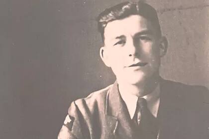 Además de trabajar como cadete y cajero, John Burns sirvió al ejército durante la Segunda Guerra Mundial como operador de radio