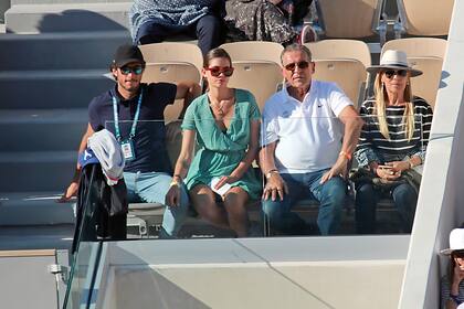 En mayo de 2019, viendo un partido de tenis en Roland Garros junto al padre de Diana y su pareja, Anestis y Antonieta Arnopoulos. 