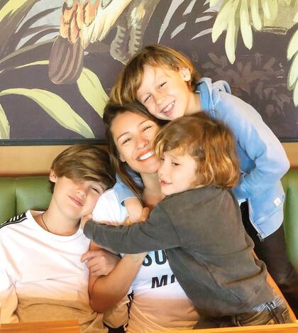 Con los hombres de su vida: sus hijos Bautista, Beltrán y Benicio.