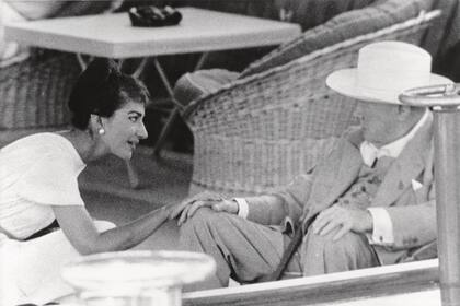 María Callas y Winston Churchill conversan a bordo, en 1959