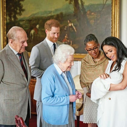 De visita oficial en Alemania, el príncipe Carlos y la duquesa de Cornwall, los abuelos paternos, fueron agasajados con varios regalos. “¡No podríamos estar más encantados! Tenemos muchas ganas de conocer al bebé cuando volvamos”, dijo el padre de Harry.