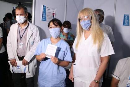 La ministra de Salud de Tucumán, Rossana Chahla, y los investigadores que participaron del estudio