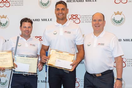 Sean con el jugador de fútbol sudafricano, Juandre Kruger, y su cuñado, el príncipe Alberto, cuando participaron en la Copa Princesa de Mónaco, en el Montecarlo Golf Club, en octubre de 2019.