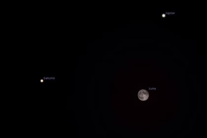 Así se verá esta noche el triángulo perfecto entre la Luna llena, Júpiter y Saturno 