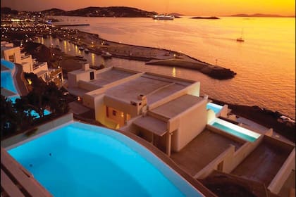 Vista nocturna de la playa desde la terraza del Cavo Tagoo Mykonos, el exclusivo cinco estrellas que Ori y Paulo eligieron para su escapada romántica.