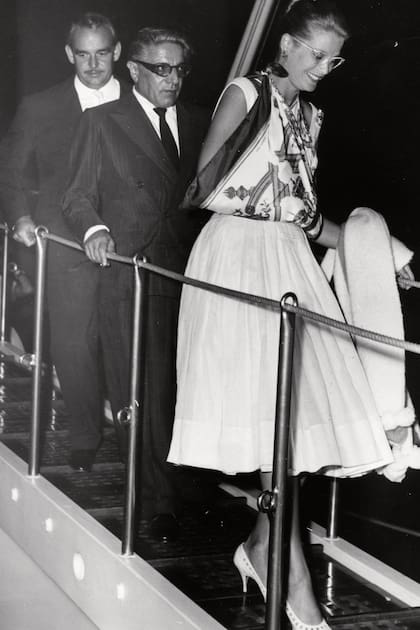 La pareja real junto a Aristóteles Onassis –amigo y confidente de Raniero– a su regreso de un crucero en el Christina, propiedad del magnate griego.