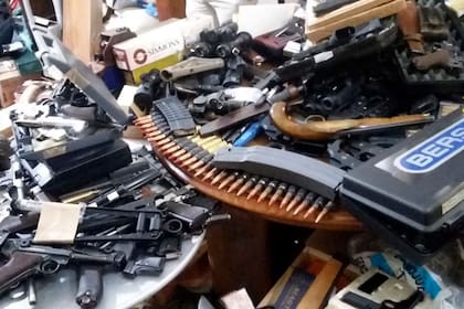 Se acopiaban cientos de armas y miles de municiones de varios calibres