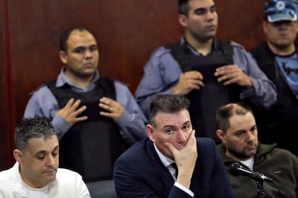 Víctor Schillaci y Cristian Lanatta, con su abogado, Pedro Martino (de traje, en el medio)