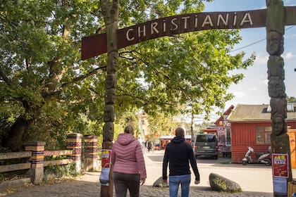 Luego de algunos canales y yates aparece el cartel que anuncia la entrada a Christiania, una comunidad libre e independiente.