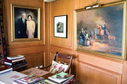 Uno de sus livings, el escritorio de Oussama Aboughazale con un retrato familiar.