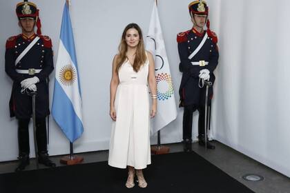 a mujer de Luis Alberto Moreno, presidente del BID, lució un vestido escote V con detalle de satén y largo midi.    