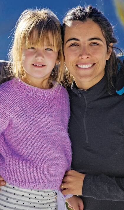 Una instantánea de Clara y la mayor de sus hijas, Lavinia. “Mi mujer es una madraza, las chicas la adoran”, dice el polista.