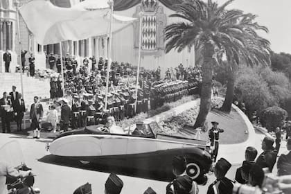 El príncipe Raniero y la princesa Grace fueron llevados desde la Catedral hasta el palacio de los Grimaldi en un Rolls-Royce descapotable, desde donde pudieron saludar a la multitud que se congregó para verlos pasar.