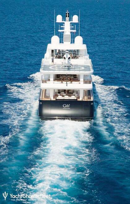 El precio de superyacht, en verano, es de 750 mil euros por semana… ¡más expensas! "Aproximadamente 795.000”, detalla el sitio yachtcharterfleet.com.