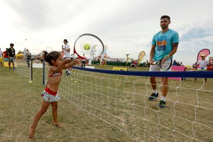 Guido Andreozzi y otros jugadores del Argentina Open participaron en una clínica en el Parque de los Niños