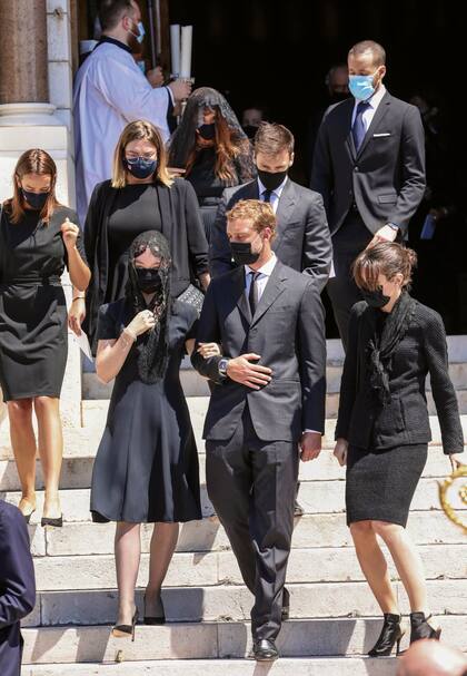 Pierre Casiraghi sale del brazo de sus hermanas, Alexandra de Hannover y Charlotte. Detrás de ellos, los hijos de Estefanía, Camille Gottlieb y Louis Ducruet.