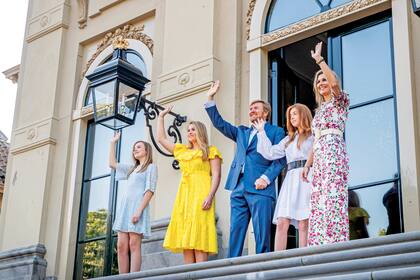 A las 10 de la mañana, la familia real salió a las puertas del Palacio de Huis ten Bosch para saludar a lo lejos a su pueblo