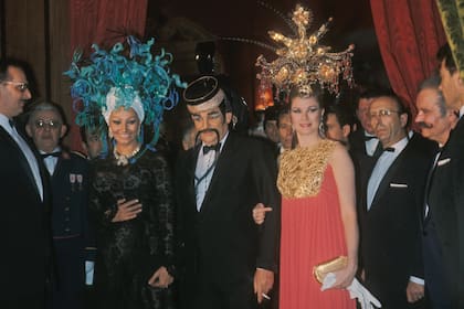 Disfrazados, Raniero y Grace se divirtieron con Sophia Loren en una de las famosas fiestas que se celebraban en el principado a principios de los años 70