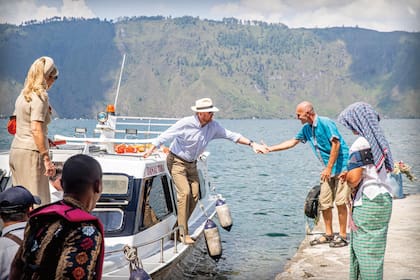 Los reyes de Holanda navegaron hasta la isla de Samosir en medio del lago Toba. Todo un caballero, Guillermo Alejandro bajó primero para poder darle la mano después a Máxima.