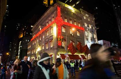 Edificios decorados con motivos navideños en la 5ta Avenida de Nueva York.