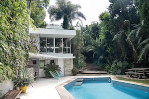 El jardín de estilo salvaje y tropical de una familia de artistas