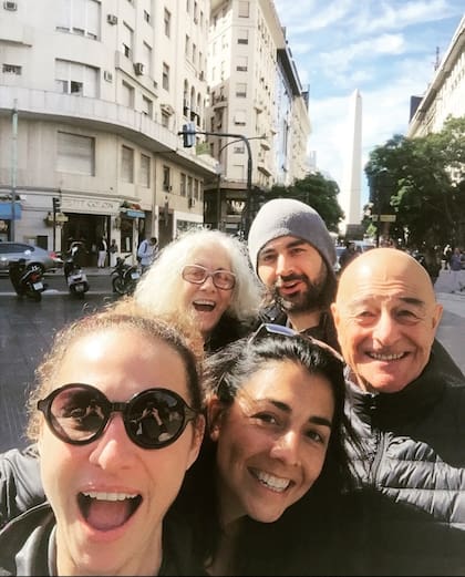 Con “los Lobo” al completo (su madre, Chabela, su papá, Martín, y sus hermanos, Martín y Miranda) en abril de 2018, cuando iniciaron los trámites de adopción de Natalia.