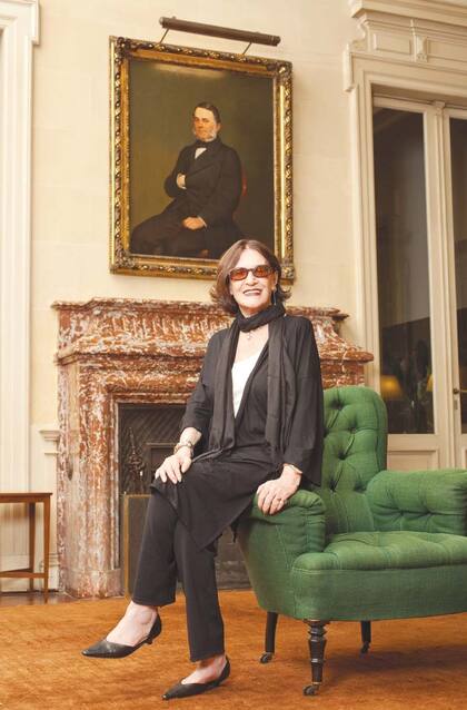 Rosita, como la llaman sus íntimos, posa delante del retrato de su tatarabuelo, Manuel José de Ocampo y González, también pintado por el artista sanisidrense.