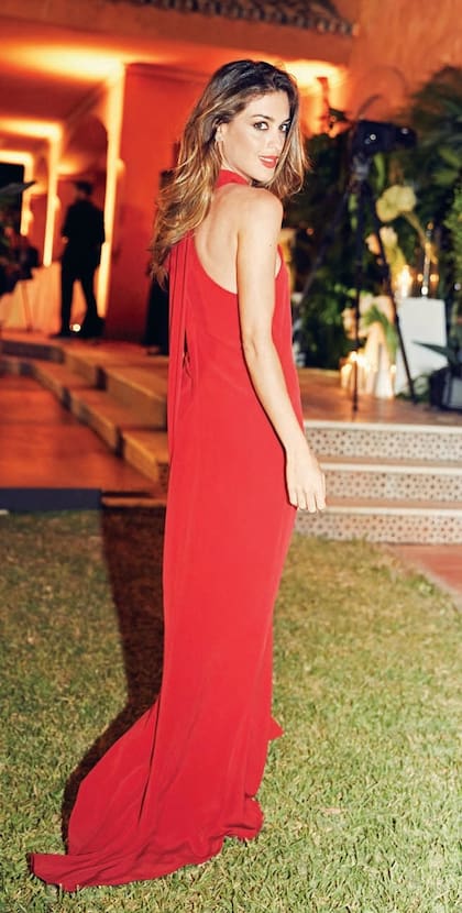 Al rojo vivo, Agustina Casanova impactó con un solero largo de cola by Evangelina Bomparola. La conductora del noticiero de Telefe bailó hasta la una de la mañana, momento en que la pista estaba en su punto más álgido.