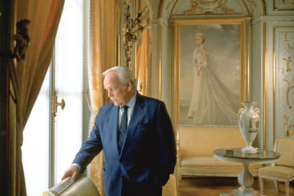 Retrato de Raniero en palacio, frente a una pintura de la princesa Grace, tomado en junio de 1989 con motivo de cumplirse cuarenta años de su reinado.