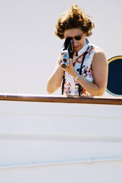 Con una filmadora que le había regalado Felipe, su marido, Isabel II “congela” el paisaje desde la cubierta a bordo del Britannia, en 1972
