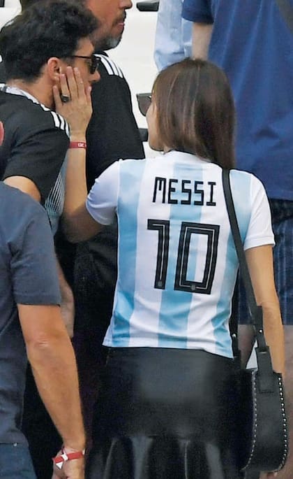 En el Kazán Arena, la pareja volvió a mostrarse públicamente para alentar a la Argentina frente a Francia. La última vez que posaron para los paparazzi fue durante a presentación de la colección cápsula de Pampita para la marca Wanama, a fines de mayo.