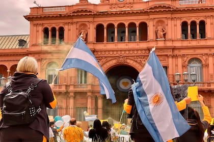 Los manifestantes también exigieron la continuidad de las operaciones en El Palomar