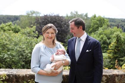 Los duques herederos Guillermo y Stéphanie posan orgullosos con su primer hijo.