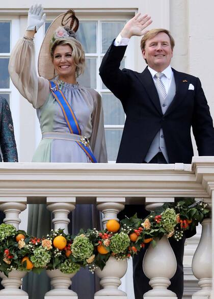 Su Alteza Real lució un vestido de muselina de la diseñadora italiana Luisa Beccaria, que combinó con una pamela de rafia decorada con flores y plumas de faisán.