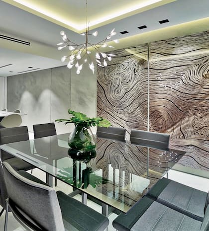 En el comedor se destaca un gran cuadro que simula la corteza de un árbol.