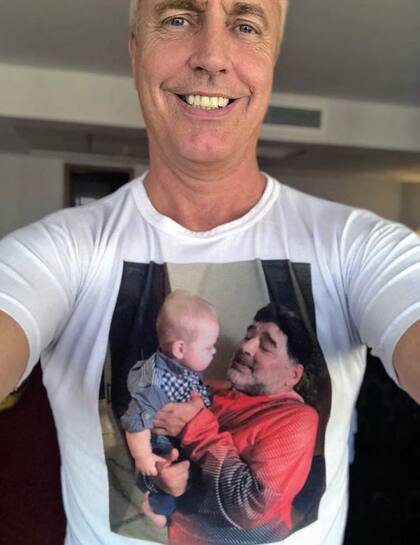 El conductor posa con la remera con la foto de Maradona y Mirko que le regaló un comerciante. “Vendió cien remeras en una semana”, explica todavía asombrado por la popularidad que cosechó su bebé. 