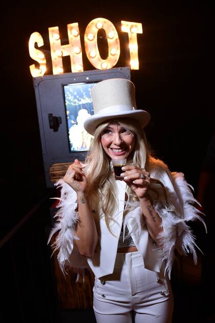 Además de los tragos, la cerveza y el champagne, también había una máquina de shots