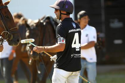 Facundo Pieres utiliza el brazalete que empleó su amigo Leonardo Ponzio en la final por la Supercopa Argentina, contra Boca en Mendoza.