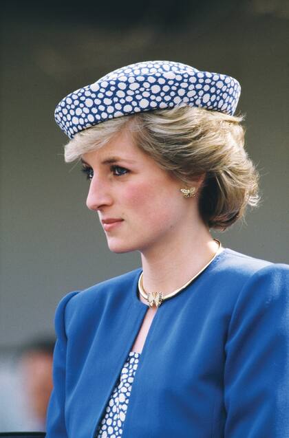 Meghan lució una camisa y un pantalón de la cápsula y completó el look con joyas que pertenecieron a la princesa Diana: aros en forma de mariposa (Lady Di los usó en una visita a Vancouver, Canadá, en 1986).