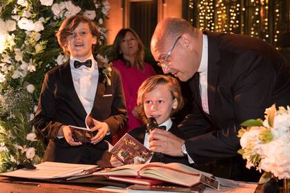 Acompañado por el Cura Fabrizio Maranzana, párroco del Dulcisimo nombre de Jesús en Saavedra, Benicio dio la autorización para que los flamantes marido y mujer se den su primer beso.