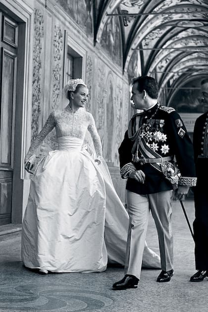 El vestido de Grace fue diseñado por la encargada de vestuario de la MGM Helen Rose, que contó con la ayuda de treinta y seis costureras. Encaje de Bruselas en el cuello alto, manga larga, pechera ajustada y falda ondulante de punto de encaje rosa y tafetán, todo con perlas cosidas a mano.