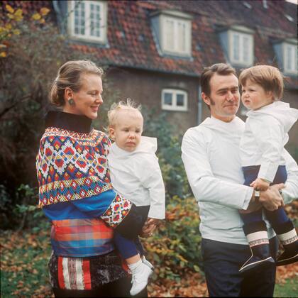 Los príncipes Federico y Joaquín, durante una visita a Groenlandia en 1970