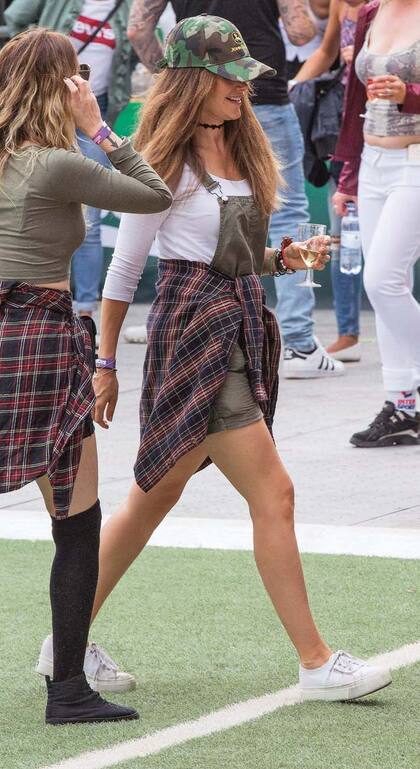 Prácticamente irreconocible, la nuera de los reyes de Suecia pasó un momento distendido con sus hermanas, Sara y Lina.