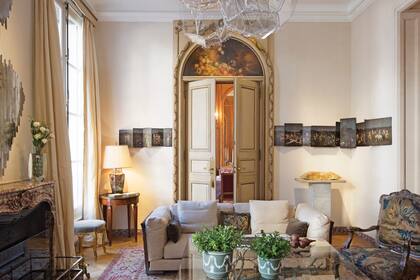 En el living, en la pared que da al comedor, una impactante obra de Nicola Constantino, "El verdadero jardín nunca es verde: “Nicola es una artista del renacimiento, llena de talentos y creatividad. Además, es una persona encantadora".