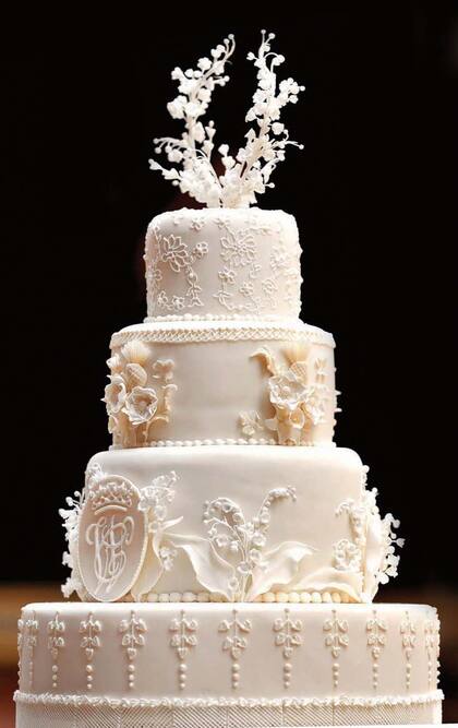 Tras la ceremonia, los veintidós invitados se trasladaron a Clarence House donde probaron bocaditos típicos, como los cucumber sandwiches, y pudieron volver a probar la torta de bodas de los duques de Cambridge.