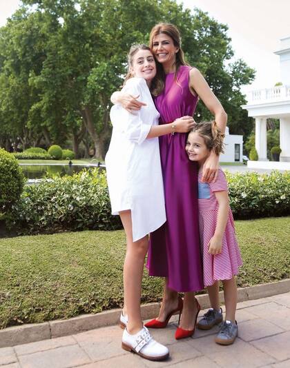 Puertas adentro de Olivos, la mujer de Mauricio Macri no descuidó a sus hijas, Valentina Barbier (15) y Antonia Macri (7).