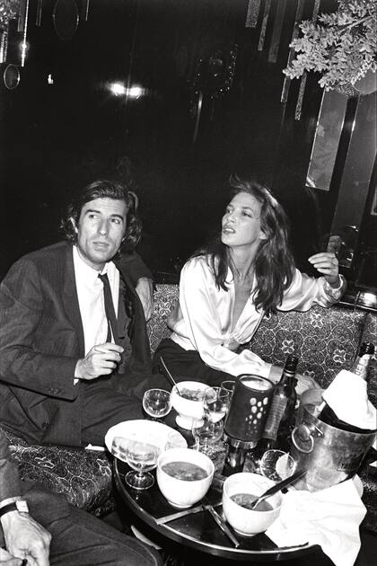 En 1981, en el club nocturno Regine de París, se divierte con su tercera pareja, el director francés de cine Jacques Doillon
