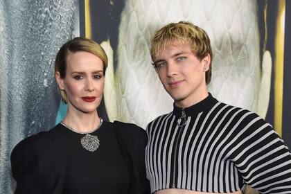 Resabios de Halloween: Sarah Paulson y el actor Cody Fern participaron de la celebración por los 100 capítulos de la serie American Horror Story, en Los Angeles